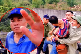 Cán bộ và nhân viên Nhà máy giấy Thuận Phát đang hành hung, cản trở phóng viên Báo điện tử Dân Việt khi tác nghiệp. (Nguồn: Báo Dân việt)