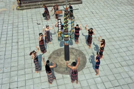 Người Cơ Tu ở Đà Nẵng trình diễn các điệu múa Tung Tung Da Dá. (Ảnh: Trần Lê Lâm/TTXVN)