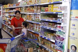 Người dân mua sắm tại Co.opmart. (Ảnh: Trần Việt/TTXVN)