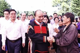 Chủ tịch nước Nguyễn Xuân Phúc thăm nhân dân Buôn Tring, thị xã Buôn Hồ, tỉnh Đắk Lắk. (Ảnh: Thống Nhất/TTXVN)