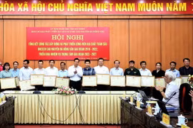 Chủ tịch UBND tỉnh Hà Giang Nguyễn Văn Sơn trao tặng Bằng khen cho các tập thể có thành tích xuất sắc trong công tác quản lý, bảo vệ và phát triển Công viên Địa chất toàn cầu Cao nguyên đá Đồng Văn. (Ảnh: Minh Tâm/TTXVN)