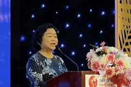 Bà Trương Mỹ Hoa, nguyên Bí thư Trung ương Đảng, nguyên Phó Chủ tịch nước, Chủ tịch Quỹ học bổng Vừ A Dính, Chủ nhiệm Câu lạc bộ “Vì Hoàng Sa-Trường Sa thân yêu” phát biểu tại buổi họp mặt. (Ảnh: Hồng Giang/TTXVN)
