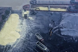 Bãi lưu huỳnh được bốc xếp lên cảng ngày 15/3 vừa qua. (Nguồn: Báo Kinh tế Việt Nam).