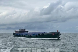 Lực lượng chức năng của Hải đoàn 32-Bộ Tư lệnh Vùng Cảnh sát biển 3 phát hiện tàu mang số hiệu LA-05058 tại vùng biển cách phía Nam-Đông Nam Côn Đảo khoảng 90 hải lý có dấu hiệu nghi vấn, yêu cầu dừng phương tiện, tiến hành kiểm tra hàng hóa. (Ảnh: TTXVN 