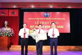 Ông Nguyễn Văn Thể, Ủy viên Trung ương Đảng, Bí thư Đảng bộ Khối các cơ quan Trung ương nhận Huy hiệu 30 năm tuổi Đảng. (Ảnh: Phương Hoa/TTXVN)