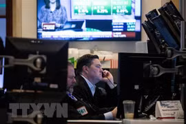 Giao dịch viên làm việc trên Sàn Chứng khoán New York, Mỹ. (Ảnh: THX/TTXVN)