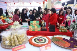 Lãnh đạo thành phố Lạng Sơn thăm các gian trưng bày, giới thiệu và bán các sản phẩm OCOP và sản phẩm đặc trưng. (Ảnh: Anh Tuấn/TTXVN)