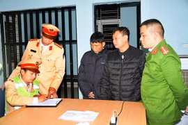 Trung tá Lê Anh Sơn, Đội trưởng Đội Cảnh sát giao thông số 2, Công an thành phố Hải Phòng (áo vàng, đứng) chỉ đạo công tác. (Ảnh: TTXVN phát)