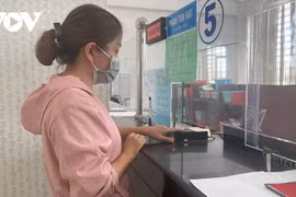 Người lao động thực hiện sinh trắc vân tay tại Bộ phận tiếp nhận hồ sơ Bảo hiểm xã hội tỉnh Bình Dương. (Nguồn: Đài tiếng Nói Việt Nam)