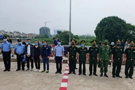 Ba công dân Trung Quốc nhập cảnh trái phép vào Việt Nam từ ngày 9/6 vừa qua được lực lượng Biên phòng thành phố Móng Cái, tỉnh Quảng Ninh, phát hiện, trao trả theo đúng quy định. (Ảnh: TTXVN phát)
