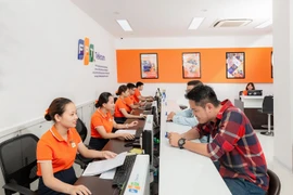 Khách hàng giao dịch tại FPT Telecom. Ảnh minh họa. (Nguồn: FPT Telecom)