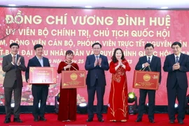 Chủ tịch Quốc hội Vương Đình Huệ tặng quà Báo Đại biểu nhân dân và Truyền hình Quốc hội Việt Nam. (Ảnh: Doãn Tấn/TTXVN)
