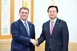 Thứ trưởng Ngoại giao thứ nhất của Hàn Quốc Cho Hyun-dong (phải) và Edgard Kagan, Giám đốc cấp cao về Đông Á và châu Đại Dương tại Hội đồng An ninh Quốc gia Hoa Kỳ, ngày 5/4. (Nguồn: Yonhap)