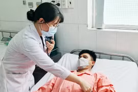 Nạn nhân trong vụ ngạt khí đang được các bác sĩ Bệnh viện Chợ Rẫy theo dõi, điều trị tích cực. (Ảnh: TTXVN phát)