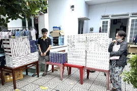 Hai đối tượng Thịnh và Tiếp cùng tang vật. (Ảnh: TTXVN phát)