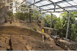 Khai quật khảo cổ ở lối vào của hang Grotte Mandrin ở miền nam nước Pháp. (Nguồn: AFP)