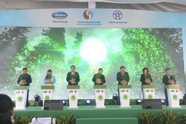 Đại diện Vinamilk và Báo Tài nguyên và Môi trường đã trao tặng hơn 1.000 cây xanh trưởng thành với giá trị gần 1,5 tỷ đồng trồng tại huyện Mê Linh, Hà Nội. (Ảnh Mạnh Khánh/TTXVN)