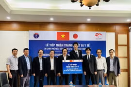 Đại diện Đại sứ quán Nhật Bản bàn giao đợt 1 trang thiết bị y tế của Chính phủ Nhật Bản viện trợ cho 4 bệnh viện Trung ương. (Nguồn: Báo Sức khỏe và Đời sống)
