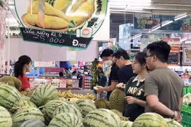 Người tiêu dùng Thành phố Hồ Chí Minh chọn mua trái cây tại siêu thị. (Ảnh: Mỹ Phương/TTXVN)
