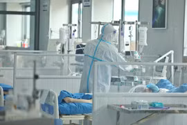 Điều trị cho bệnh nhân COVID-19 nặng. (Ảnh: Minh Quyết/TTXVN)