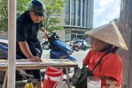 Chị Lê Thị Thuận bán vé số. (Nguồn: Báo Lao động)