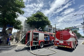 Lực lượng Cảnh sát phòng cháy chữa cháy và tìm kiếm cứu hộ Công an tỉnh Quảng Trị khẩn trương triển khai công tác chữa cháy. (Ảnh: Nguyên Linh/TTXVN)