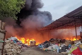 Hiện trường vụ cháy kho phế liệu. (Ảnh: TTXVN phát)