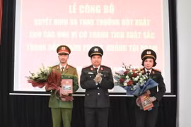 Đại tá Đặng Trọng Cường, Giám đốc Công an tỉnh trao thưởng cho phòng Cảnh sát điều tra tội phạm về ma túy và phòng Kỹ thuật nghiệp vụ Công an tỉnh có thành tích trong đấu tranh, phòng chống tội phạm. (Ảnh: Thùy Dung/TTXVN)
