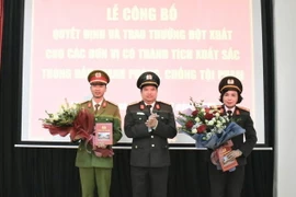 Đại tá Đặng Trọng Cường, Giám đốc Công an tỉnh trao thưởng cho phòng Cảnh sát điều tra tội phạm về ma túy và phòng Kỹ thuật nghiệp vụ Công an tỉnh có thành tích trong đấu tranh, phòng chống tội phạm. (Ảnh: Thùy Dung/TTXVN)