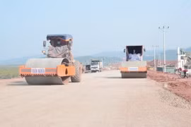 Nhà thầu triển khai thi công đoạn tuyến cao tốc Bắc-Nam phía Đông. (Ảnh: Việt Hùng/Vietnam+)