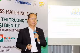 Ông Nguyễn Hữu Nam, Phó Giám đốc VCCI, chi nhánh tại Thành phố Hồ Chí Minh giới thiệu cơ hội phát triển thị trường xuất khẩu từ Hiệp định Thương mại Tự do tại hội thảo. (Ảnh: Mỹ Phương/TTXVN)