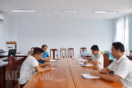 Một chủ tàu cá vi phạm ký biên bản nhận quyết định xử phạt hành chính tại Chi cục Kiểm ngư tỉnh Kiên Giang sáng ngày 31/3 vừa qua. (Nguồn: Báo Kiên Giang)