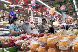 Nhóm hàng trái cây có nguồn cung dồi dào tại siêu thị MM Mega Market An Phú, Thành phố Hồ Chí Minh. (Ảnh: Mỹ Phương/TTXVN)