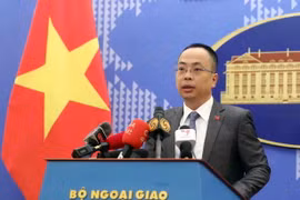 Phó phát ngôn Bộ Ngoại giao Đoàn Khắc Việt chủ trì họp báo thường kỳ tháng Hai. (Ảnh: Phạm Kiên/TTXVN)