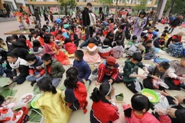 Chương trình “Hội vui bánh chưng xanh-Tết an lành” là một trong những hoạt động ý nghĩa thiết thực tạo điều kiện cho các học sinh có trải nghiệm thú vị, bổ ích. (Ảnh: Minh Quyết/TTXVN)