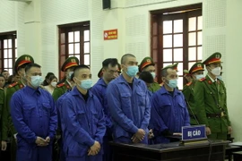 Các bị cáo nghe tòa tuyên án. (Ảnh: Văn Tý/TTXVN)