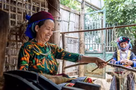 Se các sợi lanh thành con sợi lớn để dệt lanh. (Ảnh: Nam Thái/TTXVN)