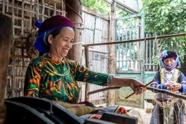 Se các sợi lanh thành con sợi lớn để dệt lanh. (Ảnh: Nam Thái/TTXVN)