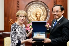 Bí thư Thành ủy TP Hồ Chí Minh Nguyễn Văn Nên tặng quà lưu niệm cho bà Margaret Beazley, Thống đốc bang New South Wales, Australia. (Ảnh: Xuân Anh/TTXVN)
