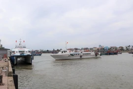 Tàu siêu tốc rời đất liền chở hành khách về đảo Lý Sơn đón Tết. (Ảnh: Đinh Hươn/TTXVN)