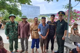 Chính quyền địa phương và các lực lượng chức năng thăm hỏi, động viên các 4 gia đình gặp nạn. (Ảnh: TTXVN phát)