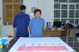 Đối tượng Sùng A Nếnh cùng tang vật bị thu giữ. (Nguồn: báo Lao động) 