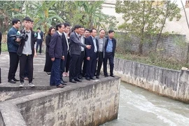 Đoàn công tác của Bộ Nông nghiệp và Phát triển Nông thôn kiểm tra tình hình lấy nước đợt 2 tại trạm bơm Đại Định, tỉnh Vĩnh Phúc. (Ảnh: Bnews/TTXVN)