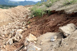 Hiện trường công trình kè chống sạt lở bờ sông Pô Kô đoạn qua thị trấn Đăk Glei bị sạt lở. (Ảnh: Cao Nguyên/TTXVN)