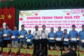 Phó Thủ tướng Chính phủ Lê Minh Khái cùng Bí thư Tỉnh ủy Long An Nguyễn Văn Được trao tặng quà cho công nhân có hoàn cảnh khó khăn tại huyện Bến Lức, tỉnh Long An. (Ảnh: Bùi Giang/TTXVN)