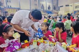 Đại biểu phát quà Trung thu cho các thiếu nhi có hoàn cảnh khó khăn trên địa bàn tỉnh Thừa Thiên-Huế. (Ảnh: Mai Trang/TTXVN)