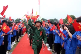 Thanh niên huyện Bát Xát tiễn các tân binh lên đường nhập ngũ. (Ảnh: Quốc Khánh/TTXVN)