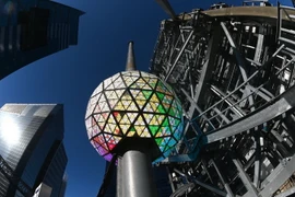 Chương trình thả quả cầu phalê vào đúng 0h00 ngày 1/1/2023 cũng là hoạt động truyền thống không thể thiếu trong thời khắc chuyển giao giữa năm cũ và năm mới tại Quảng trường Thời đại. (Ảnh: AFP/TTXVN)