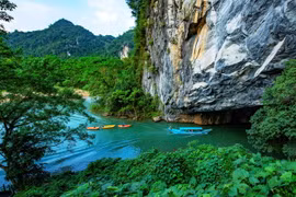 Cảnh vật bên ngoài cửa động Phong Nha đẹp như một bức tranh. (Ảnh: TTXVN phát)