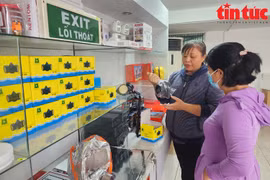 Sản phẩm mặt nạ chống độc được nhiều người dân tìm mua. (Ảnh: Mạnh Linh/Báo Tin tức/TTXVN)
